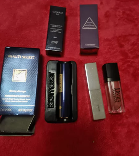 五个口红30包邮 要的话直接拍，直接拍送随...