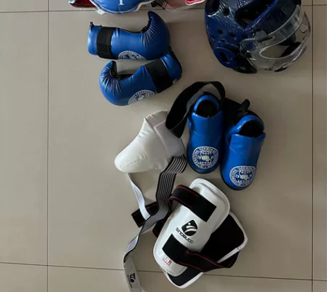 跆拳道实战训练全套护具 S码 感兴趣的...