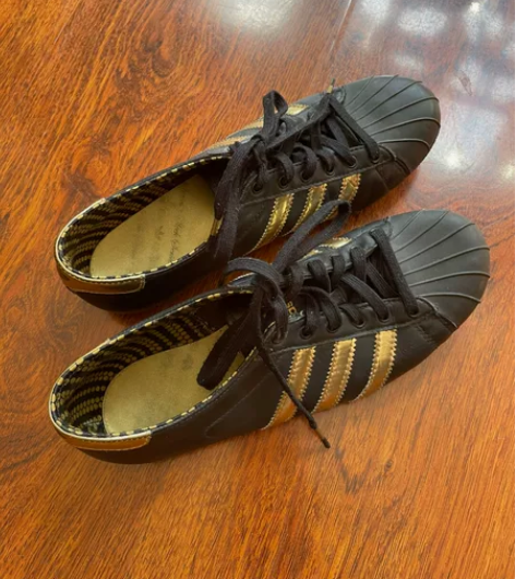 包邮阿迪三叶草贝壳鞋限量黑金女款真皮运动鞋...