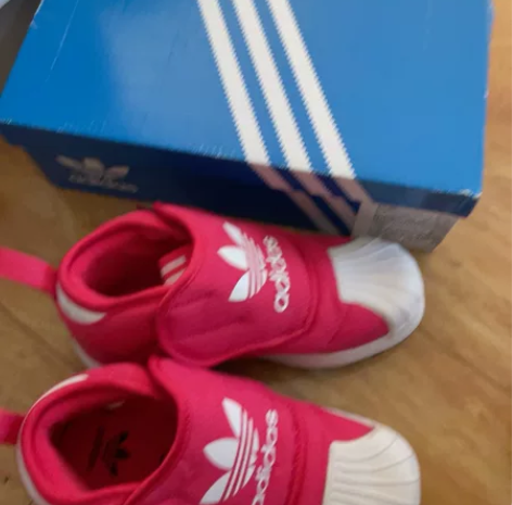 全新,穿着有点小了,加绒阿迪女鞋,低价转 ...