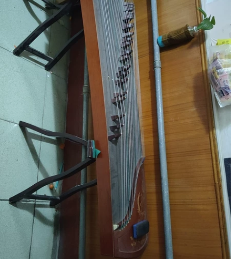 古筝新买的，生完宝宝就闲置了，没怎么用过！...