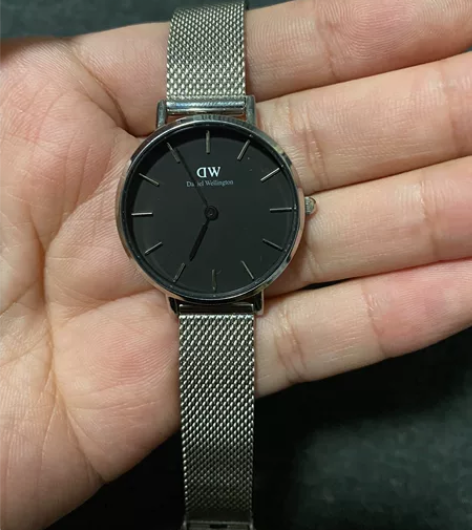 DW手表 33还是32表盘的，800左右吧...