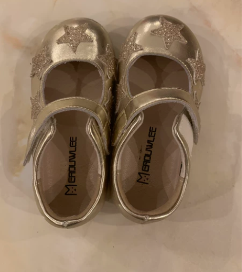 抖音直播间买的，说是真皮，我也不懂是不是真...