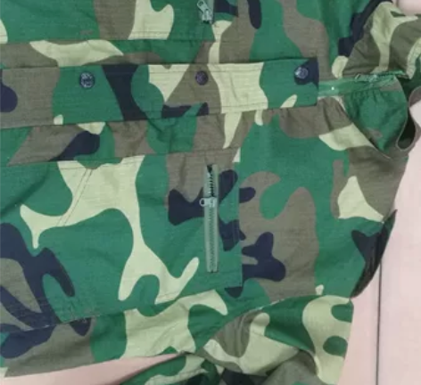 军训迷彩服一套，帽子一个，衬衣一件。裤子腰...
