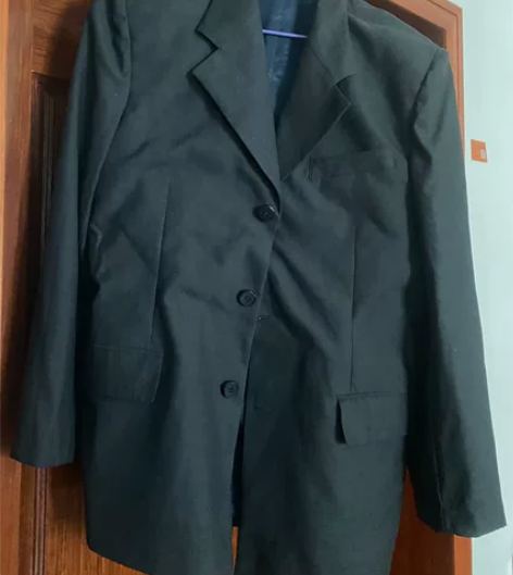 这是一件深灰色的男士西装，衣料系毛涤，全新...
