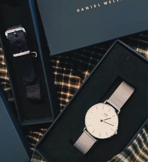 DW手表银色，1000多买的，没怎么带 感...