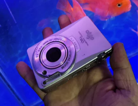 爱国者T60数码相机，之前摔过，外壳有坑，...