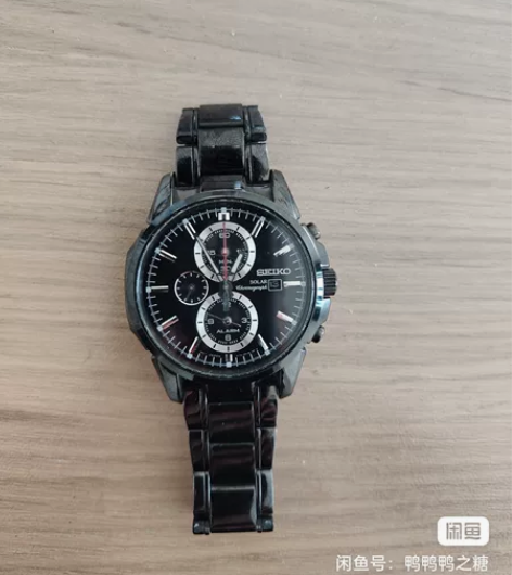 出自用精工光动能运动计时男表，型号SSC0...