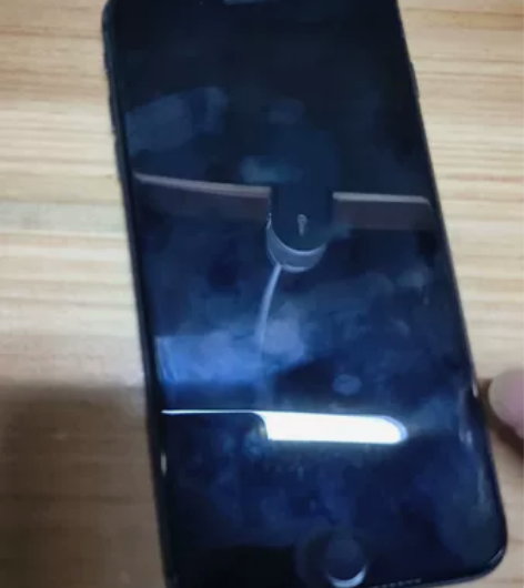 苹果8plus，国行黑色的，手机自认为成色...