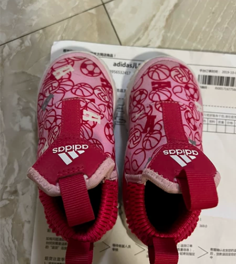 阿迪一脚蹬，看鞋底磨损程度，平时都保护得很...