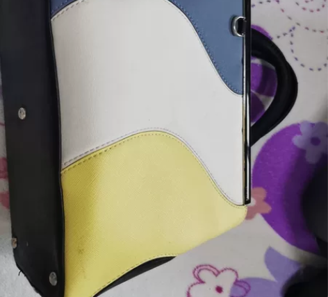 手提包，斜挎也可以，6成新，当初是300多...