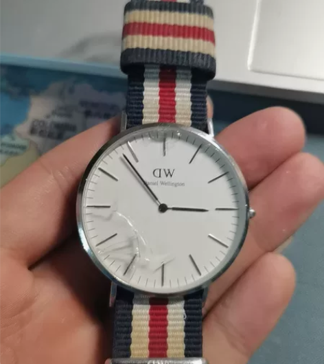 DW手表，表盘破损，戴了就一个月，便宜出了...