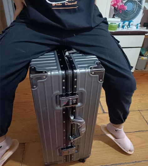 《商场撤柜》28寸大容量异型框拉杆箱密码箱...