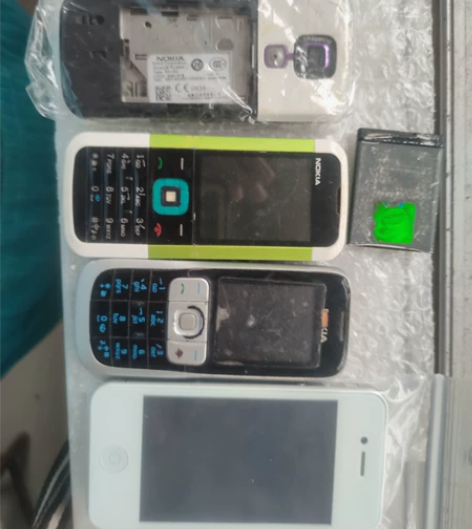 3个手机两个诺基亚，一个杂牌，都能正常开机...