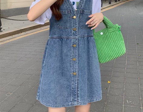 牛仔背带裙女夏季2022新款复古小个子V领...