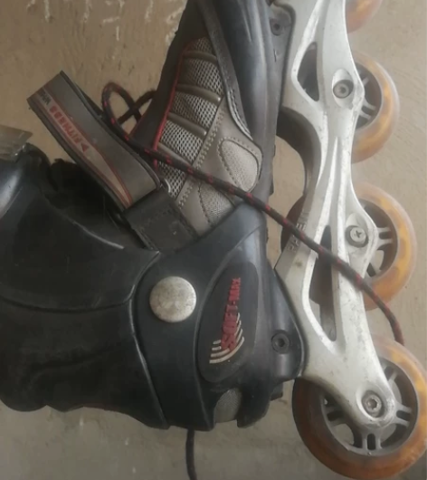 溜冰鞋两双，送货上门，5成新的，不影响使用...