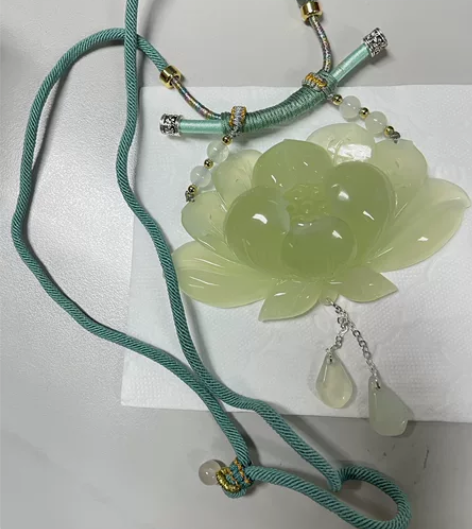 岫玉玉雕 巨无霸莲花软项圈 淡绿色的。干净...