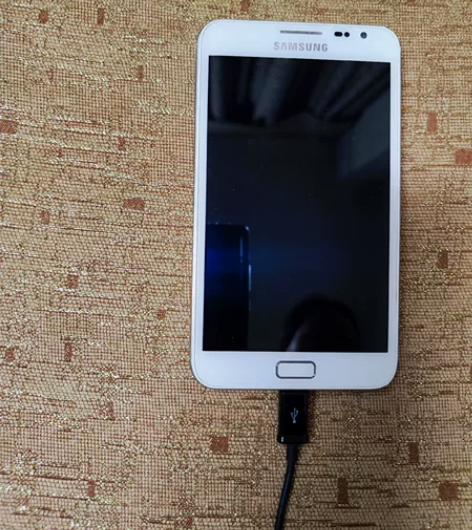 正品三星手机九成新，正常使用，无任何损坏，...