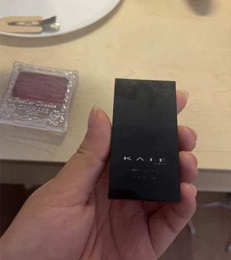 Kate眉粉,最深颜色用了一个小坑,其他颜...