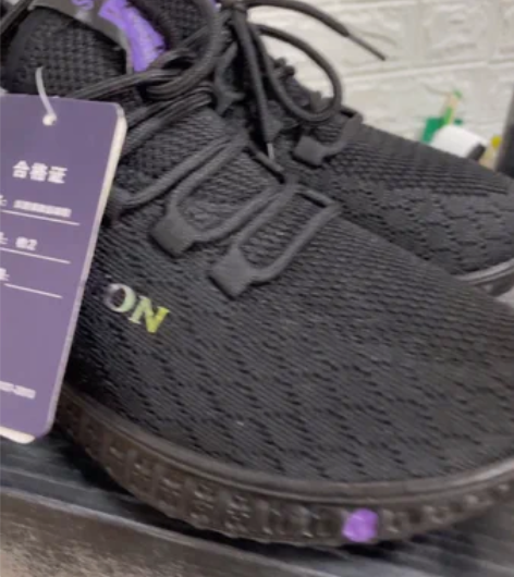 秋冬新款女士运动鞋，里面全是毛，穿上特别舒...