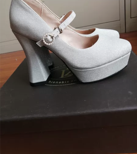 全新女士单鞋，36码，全新全新哦，外侧格利特面料，带了亮闪闪...