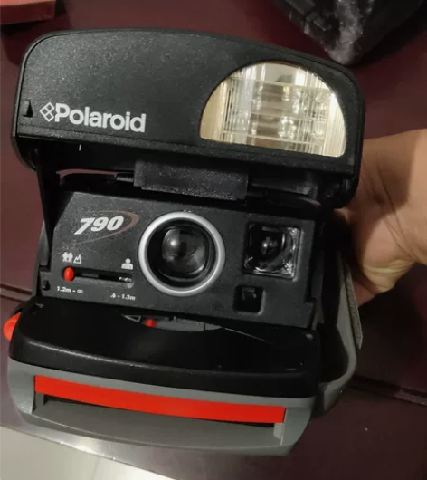 宝丽来790经典照相机。品相如图。裸机沒有...