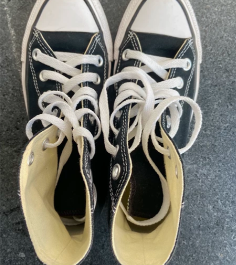 匡威高帮帆布鞋，35码 感兴趣的话点“我想...