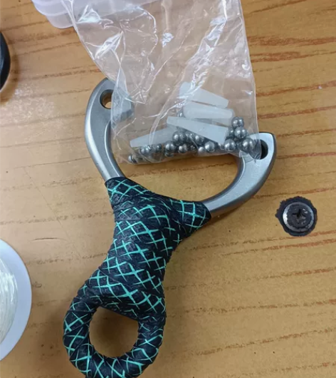 单卡弹弓，弓门75，买了没多长时间不会玩儿...