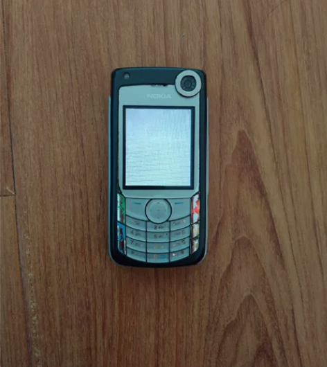 诺基亚6680开机白屏 没有电池 和充电器...