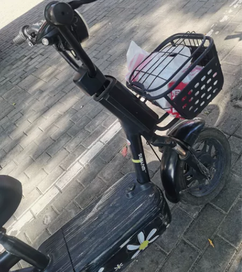 几天前台铃店里买的五羊二手二轮电动车天冷了...