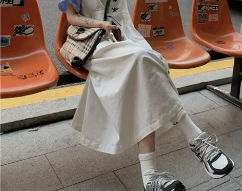 白色刺绣背带裙女春夏日系Vintage宽松...