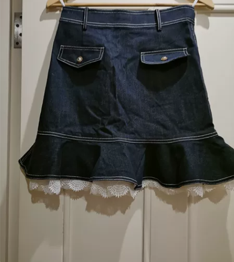 黑色牛仔蕾丝拼接花边中裙 感兴趣的话点“我想要”和我私聊吧～