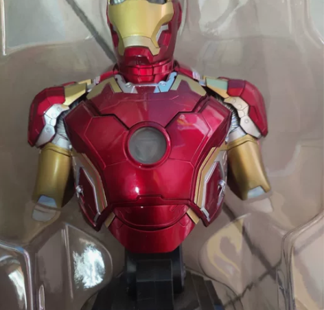 钢铁侠手办漫威手办可发光 搬家出了。放机箱...