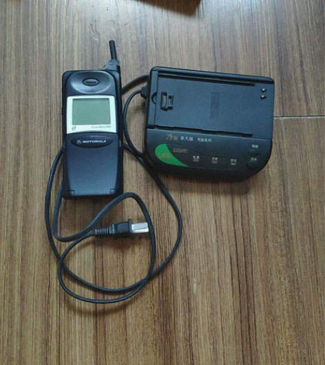 原装摩托罗拉老890手机，刚有手机的时候用...