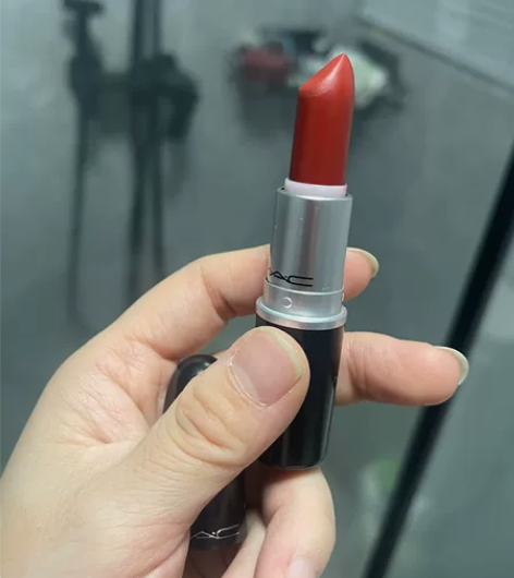 mac口红 A99 仅用了几次了，感觉颜色...