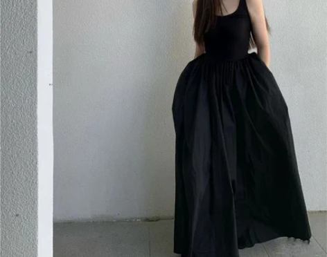 秋季吊带连衣裙女高级感巨显瘦长裙黑色宴会礼...