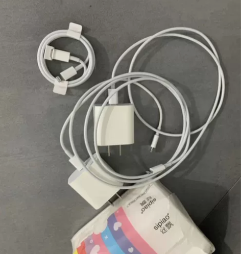 个人闲置转让苹果12 13充电器20W快充...