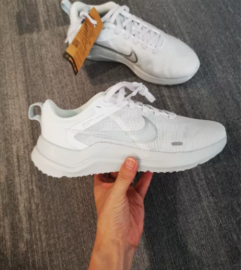 全新耐克女运动鞋 37.5码（235cm）...