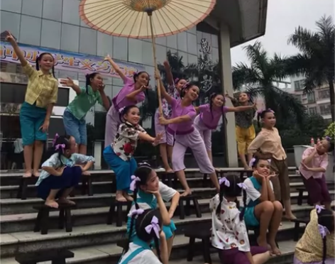 油纸伞特大第八届小荷花风采舞蹈演出道具弄