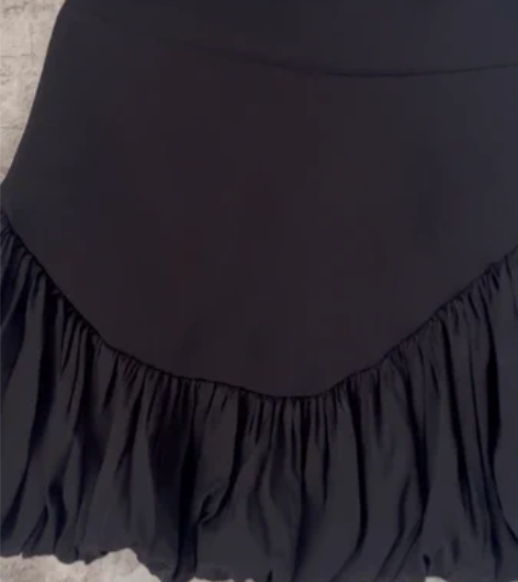 A字阔版蛋糕裙 质量保证  9成新 版形很...