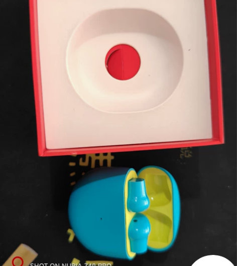 一加  OnePlusBuds耳机，配件齐...