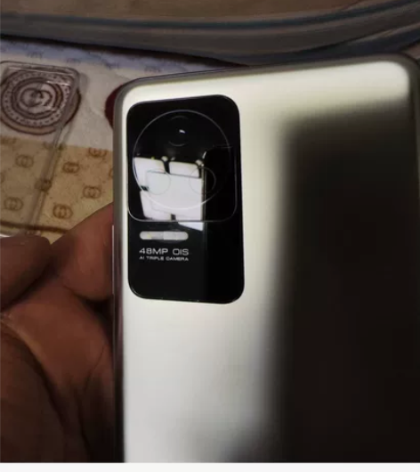 红米k50标准版12+256银色。基本9成...