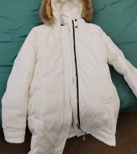 男士羽绒服，九成新转让。实体店购买。 感兴...