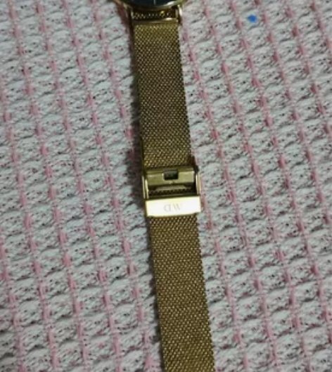 DW手表，经典色，代购入，表盘有一道轻微划...