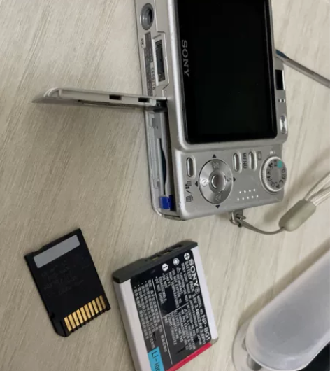 索尼W50 成色如图 电池好像冲不了电 得...