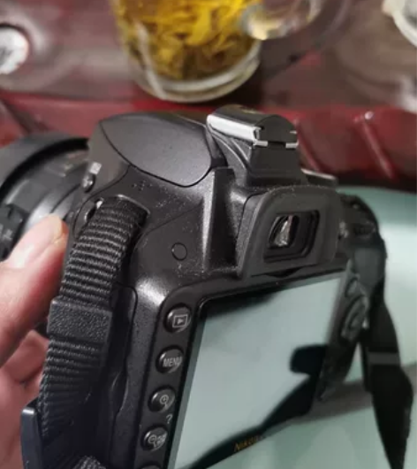 尼康单反d3200，机身，原来的标配镜头出...