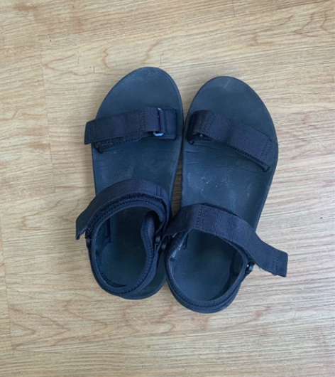 优衣库U系列沙滩鞋，我忘记是几码了，大概是...