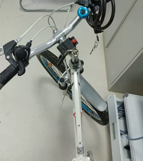 折叠变速自行车，前轮刹车拆了，得更换一下。...