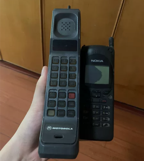 摩托罗拉、诺基亚两部一起 感兴趣的话点“我...