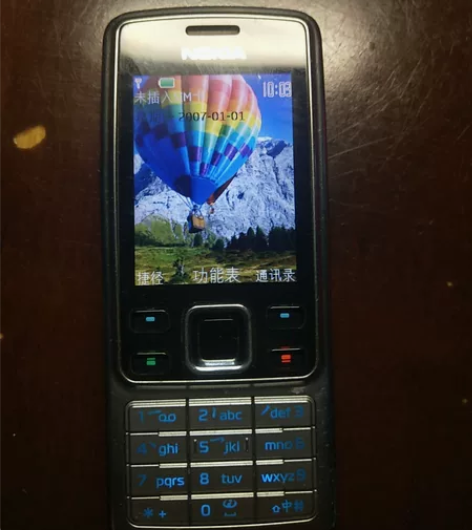 诺基亚 6300 直板按键金属机身，手感很...
